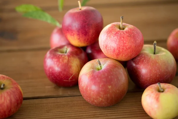Manzanas rojas maduras sobre mesa de madera —  Fotos de Stock