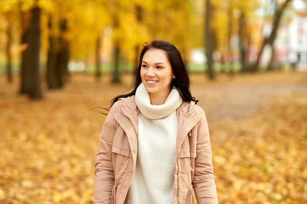 Bella giovane donna felice sorridente nel parco autunnale — Foto Stock