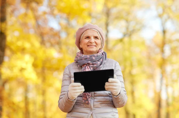 Wanita senior dengan tablet pc di taman musim panas — Stok Foto