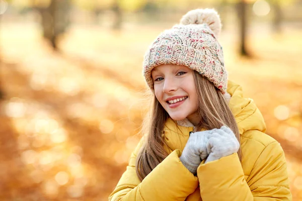 Retrato de menina feliz no parque de outono — Fotografia de Stock