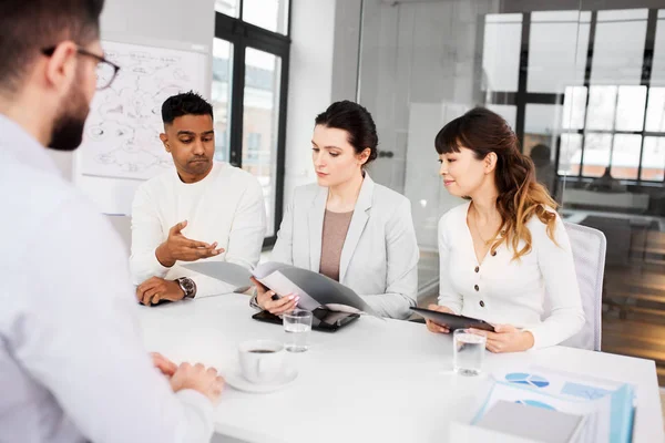 Recrutadores que têm entrevista de emprego com empregado — Fotografia de Stock