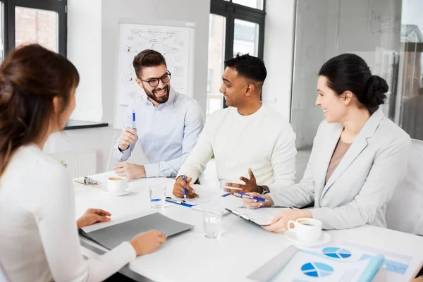 Reclutadores teniendo entrevista de trabajo con el empleado —  Fotos de Stock