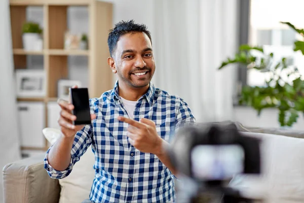 Blogger masculino con videoblogging de teléfonos inteligentes —  Fotos de Stock