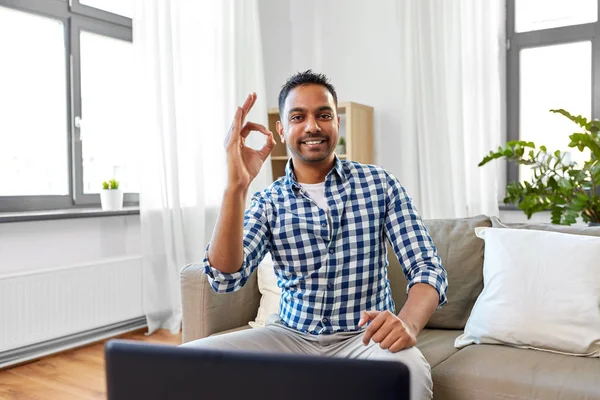 Blogger masculino indio mostrando un signo de mano aceptable en casa — Foto de Stock