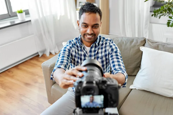 印度男性视频博客调整相机在家里 — 图库照片