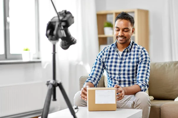 Video blogger masculino abriendo caja de paquetes en casa — Foto de Stock