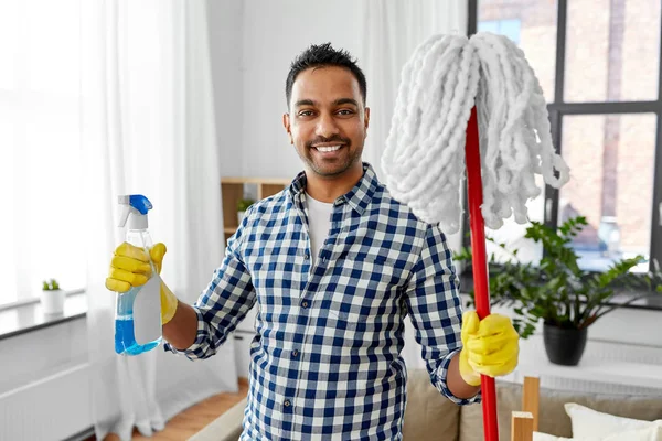 Indiana homem com esfregona e detergente limpeza em casa — Fotografia de Stock