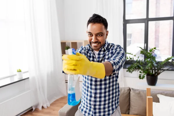 Homem índio sorridente com detergente limpeza em casa — Fotografia de Stock