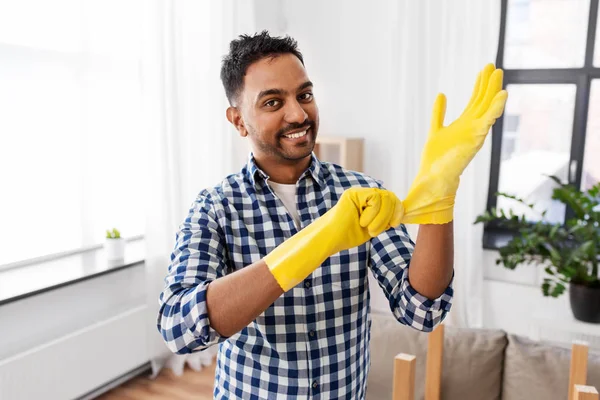 Hombre indio poner guantes de goma protectora en — Foto de Stock