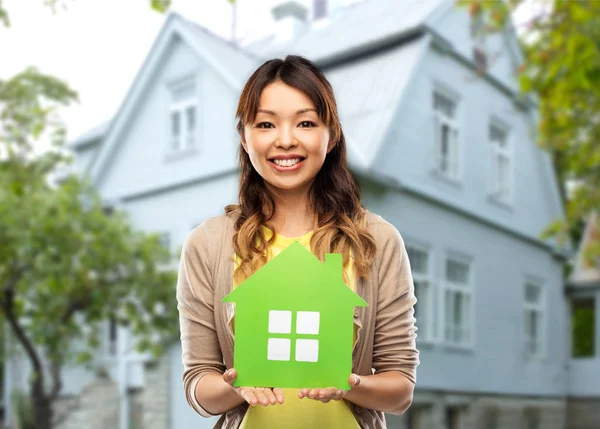 Šťastná asijská žena se zeleným domem — Stock fotografie
