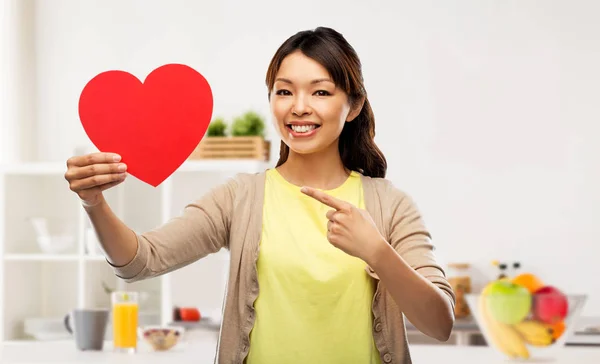 Feliz asiático mujer con rojo corazón — Foto de Stock