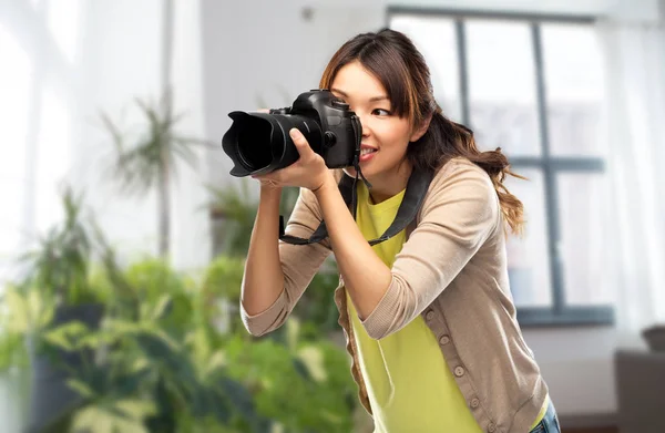 Asiática fotógrafa feminina com câmera digital — Fotografia de Stock