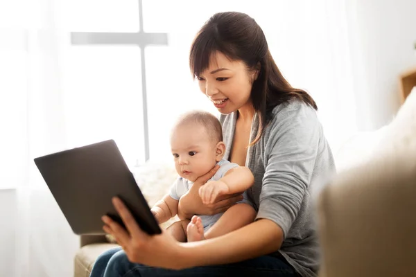 亚洲 母亲 与 婴儿 儿子 和 平板电脑 在家里 — 图库照片