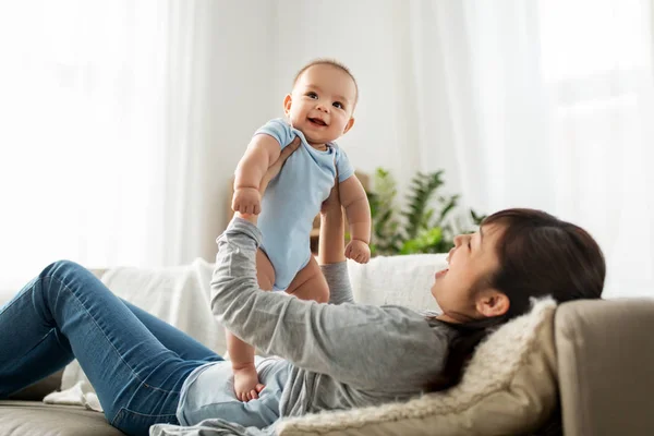 Mutlu anne ve küçük oğlu evde. — Stok fotoğraf