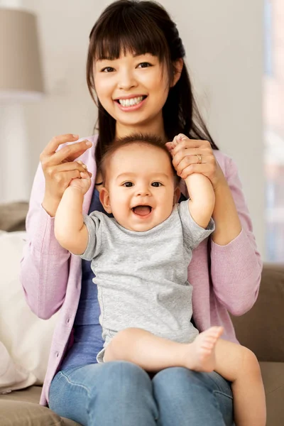 自宅で小さな赤ちゃんの息子と幸せな若い母親 — ストック写真