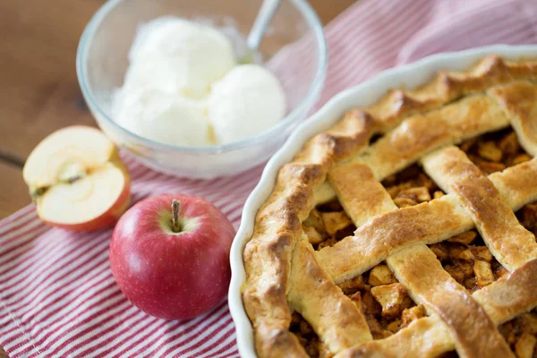 Tarta de manzana con helado sobre mesa de madera — Foto de Stock