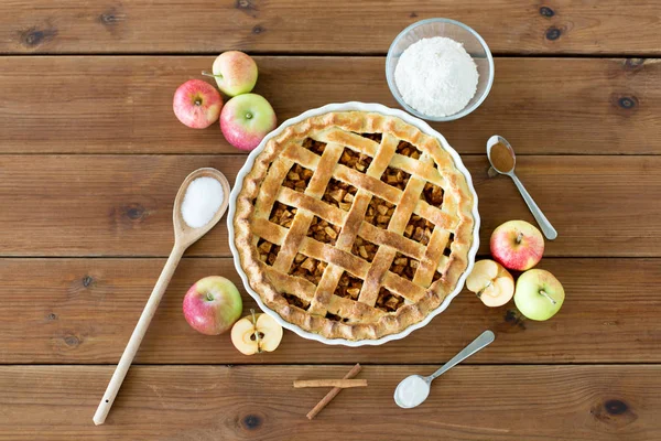 Gros plan de tarte aux pommes sur une table en bois — Photo