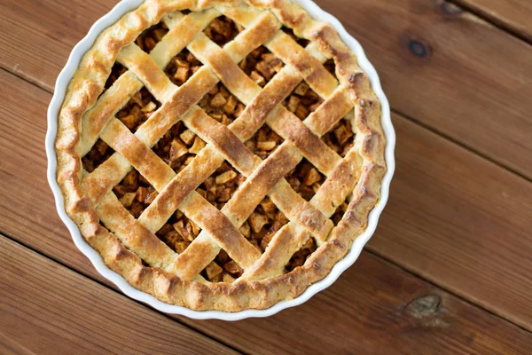 Primer plano de pastel de manzana en el molde en la mesa de madera — Foto de Stock