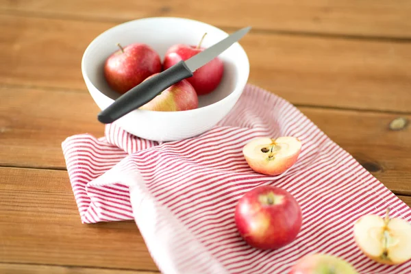 Pommes et couteau de cuisine sur serviette — Photo