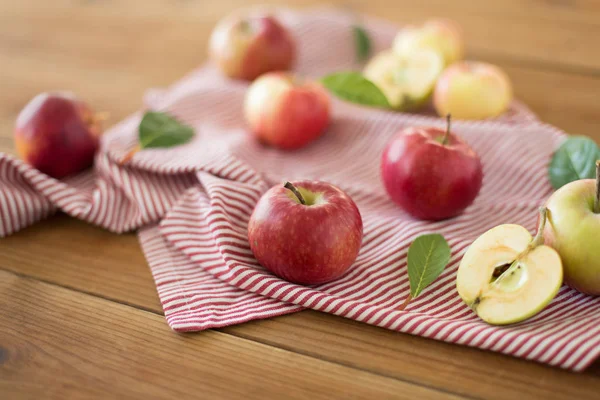 Pommes rouges mûres sur table en bois — Photo