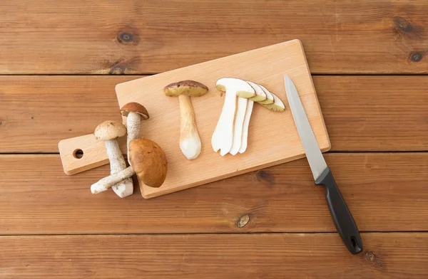 食用キノコ、キッチンナイフ、まな板 — ストック写真