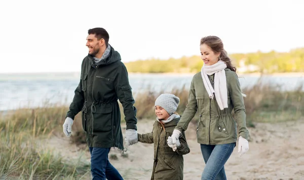 Wandelen langs herfst strand en gelukkige familie — Stockfoto