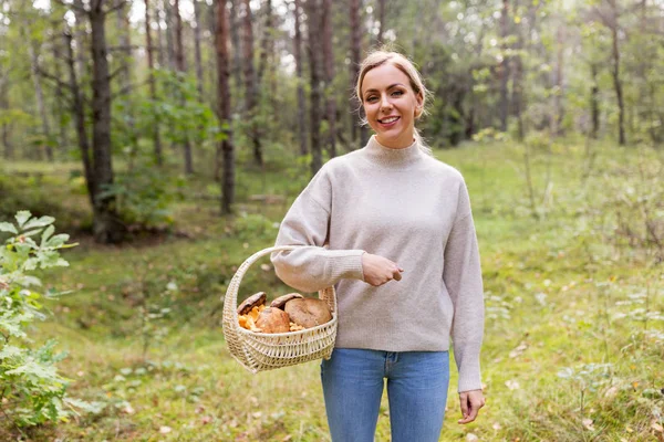 Donna con cesto raccolta funghi nel bosco — Foto Stock