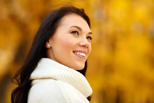 Retrato de jovem mulher feliz no parque de outono — Fotografia de Stock