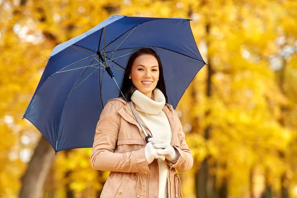 Donna felice con ombrello nel parco autunnale — Foto Stock