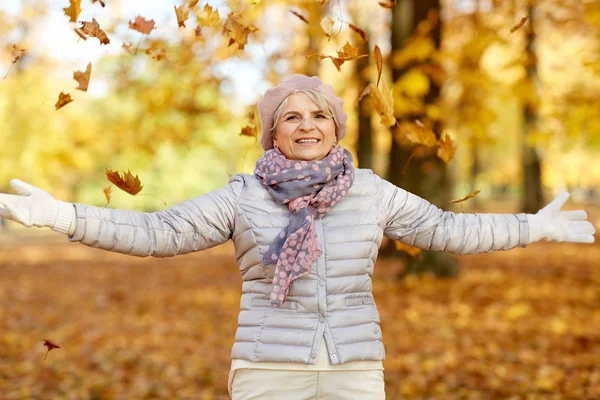 Glückliche Seniorin genießt schönen Herbst — Stockfoto