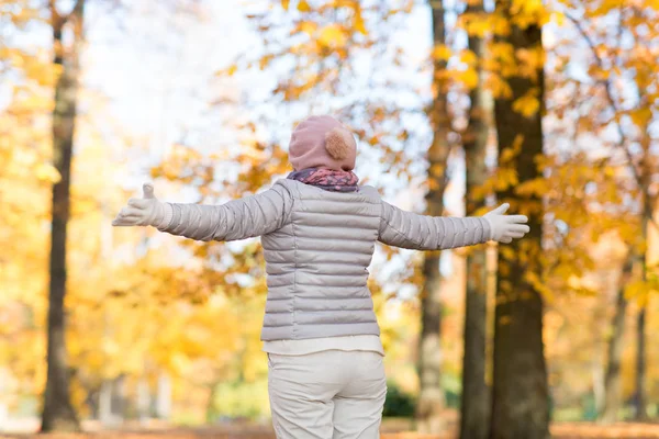 Lycklig kvinna njuter av vackra höst — Stockfoto