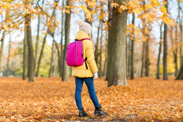 Student tjej med skolväska på Autumn Park — Stockfoto