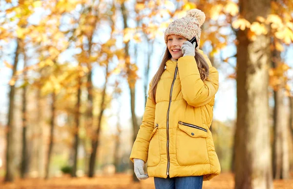 Lycklig tjej ringer på smartphone på Autumn Park — Stockfoto