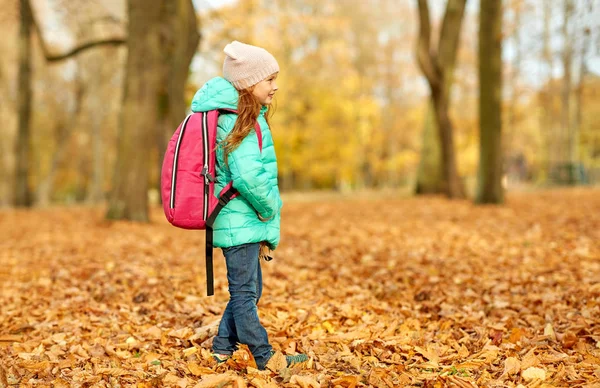 Chica estudiante feliz con mochila en el parque de otoño —  Fotos de Stock