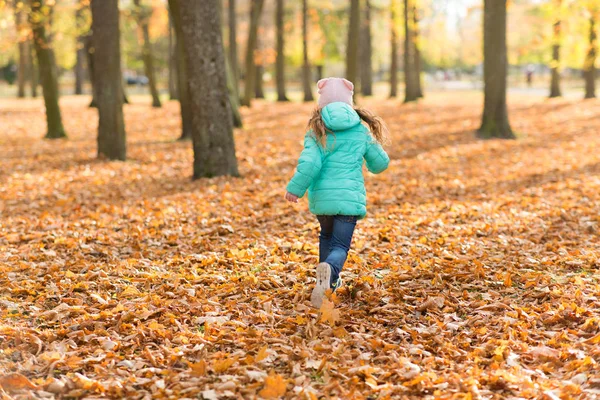 快乐的女孩在秋天的公园里奔跑 — 图库照片