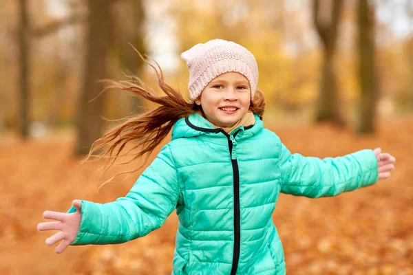 Gelukkig meisje in de herfst park — Stockfoto