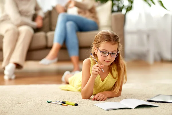 Estudante menina escrevendo para notebook em casa — Fotografia de Stock
