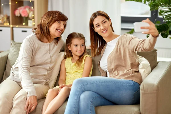 Mère, fille et grand-mère prenant selfie — Photo