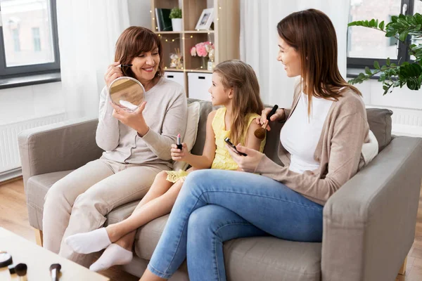 Madre, hija y abuela haciendo maquillaje —  Fotos de Stock