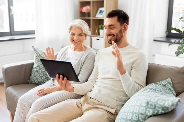 Vieille mère et fils adulte avec tablette pc à la maison — Photo