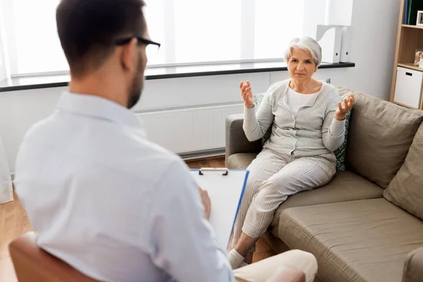 Senior kvinna patient pratar med psykolog — Stockfoto