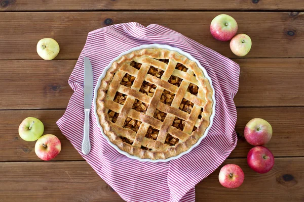 Nahaufnahme von Apfelkuchen in Backform und Messer — Stockfoto
