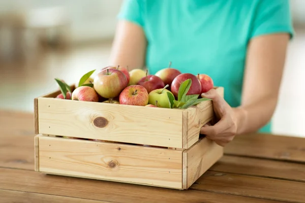 Mujer con caja de madera de manzanas maduras — Foto de Stock