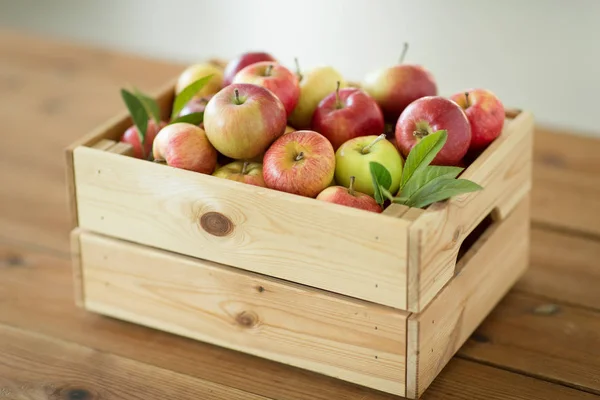 Ripe apples in wooden box on table — Stock Photo, Image