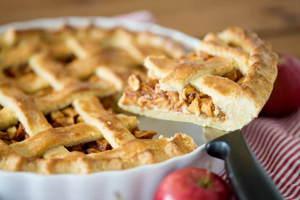 Közeli-ból alma pite darab konyhakés — Stock Fotó