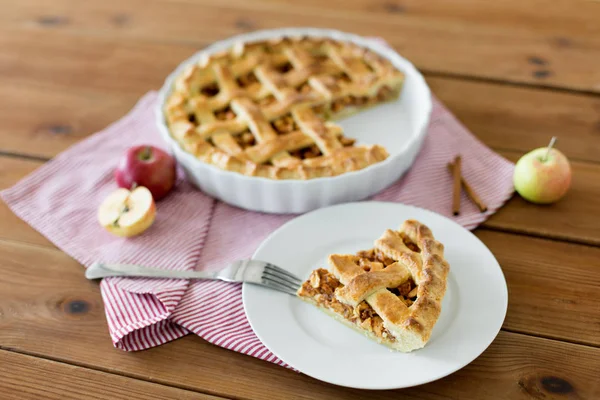 Close up of apple pie and fork on plate — Stock Photo, Image