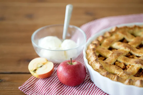 Apple pie with ice cream on wooden table — Stock Photo, Image