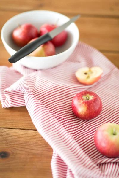 Elma ve mutfak bıçağı havluda. — Stok fotoğraf