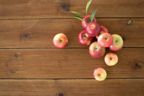 Manzanas rojas maduras sobre mesa de madera —  Fotos de Stock