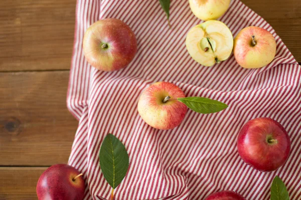 Pommes rouges mûres sur table en bois — Photo
